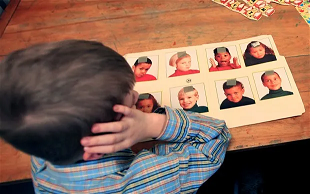imagen de un niño cubriéndose los oídos